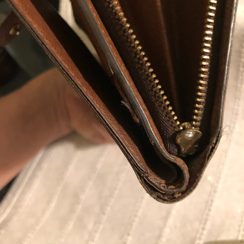 Authentic Louis Vuitton monogram wallet with zippered compartment. - Picture 5 of 9